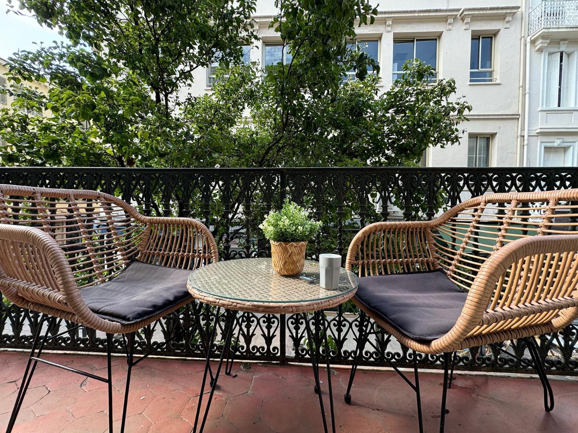 Luxury Family 2Br - Prime Location, Walk To Beach & Shopping, Sunny Balcony - Totolulu Cannes Hoche Exterior photo